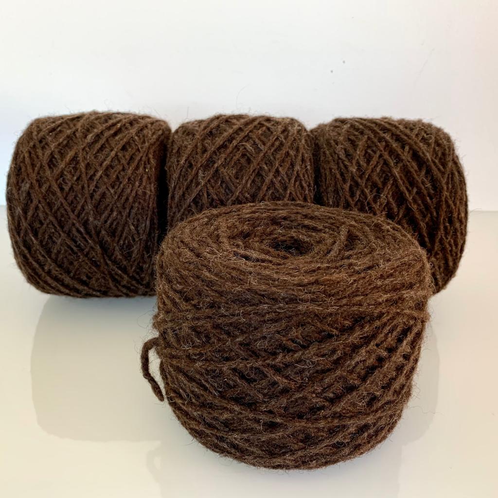 Braune-ungefaerbte-Schafschurwolle-Strickgarn