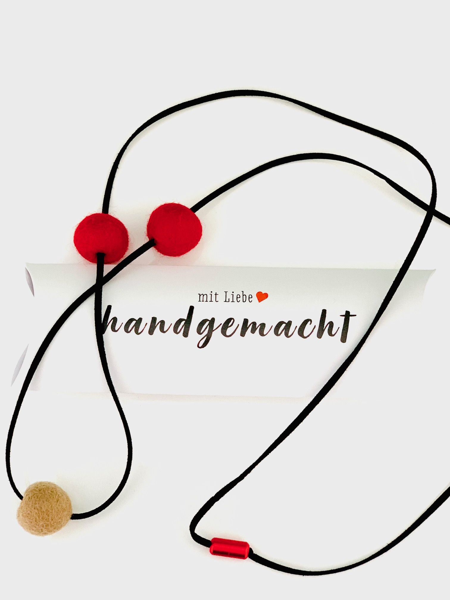 Halskette_Leder_Wollkugel_lang_ROT_BEIGE