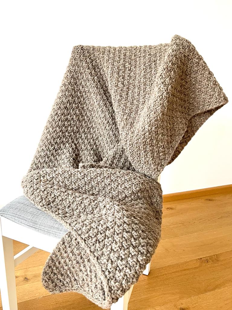 XXL Dreickschal, Stola, Strick-Poncho - 100% Öko-Schafschurwolle – Bild 4