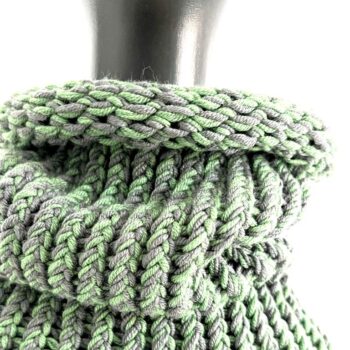 Merino Schal Melange in Grau-Grün, handgestrickt – 100% Merinowolle – extradick