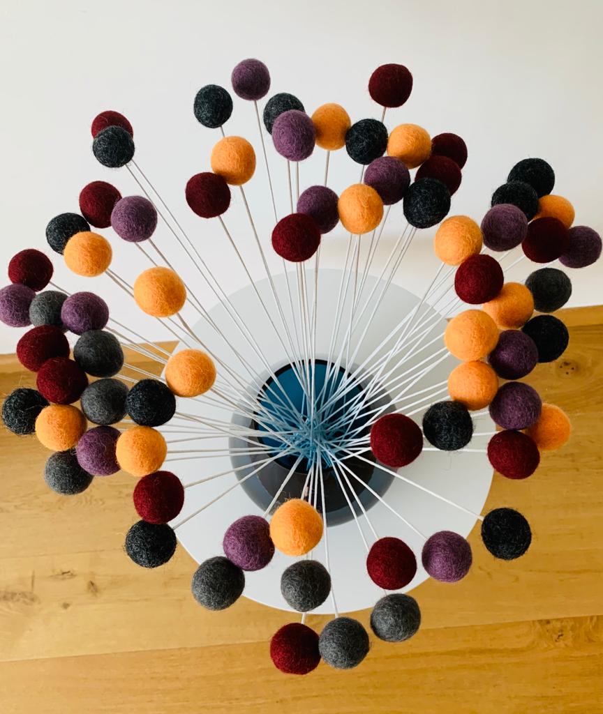 Blumenstrauß aus 25 Filzkugel-Blumen, 30cm Stiellänge, Ocker - Lila – Bild 4