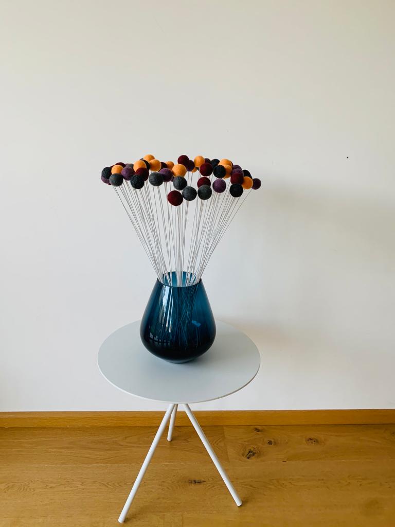 Blumenstrauß aus 25 Filzkugel-Blumen, 30cm Stiellänge, Ocker - Lila