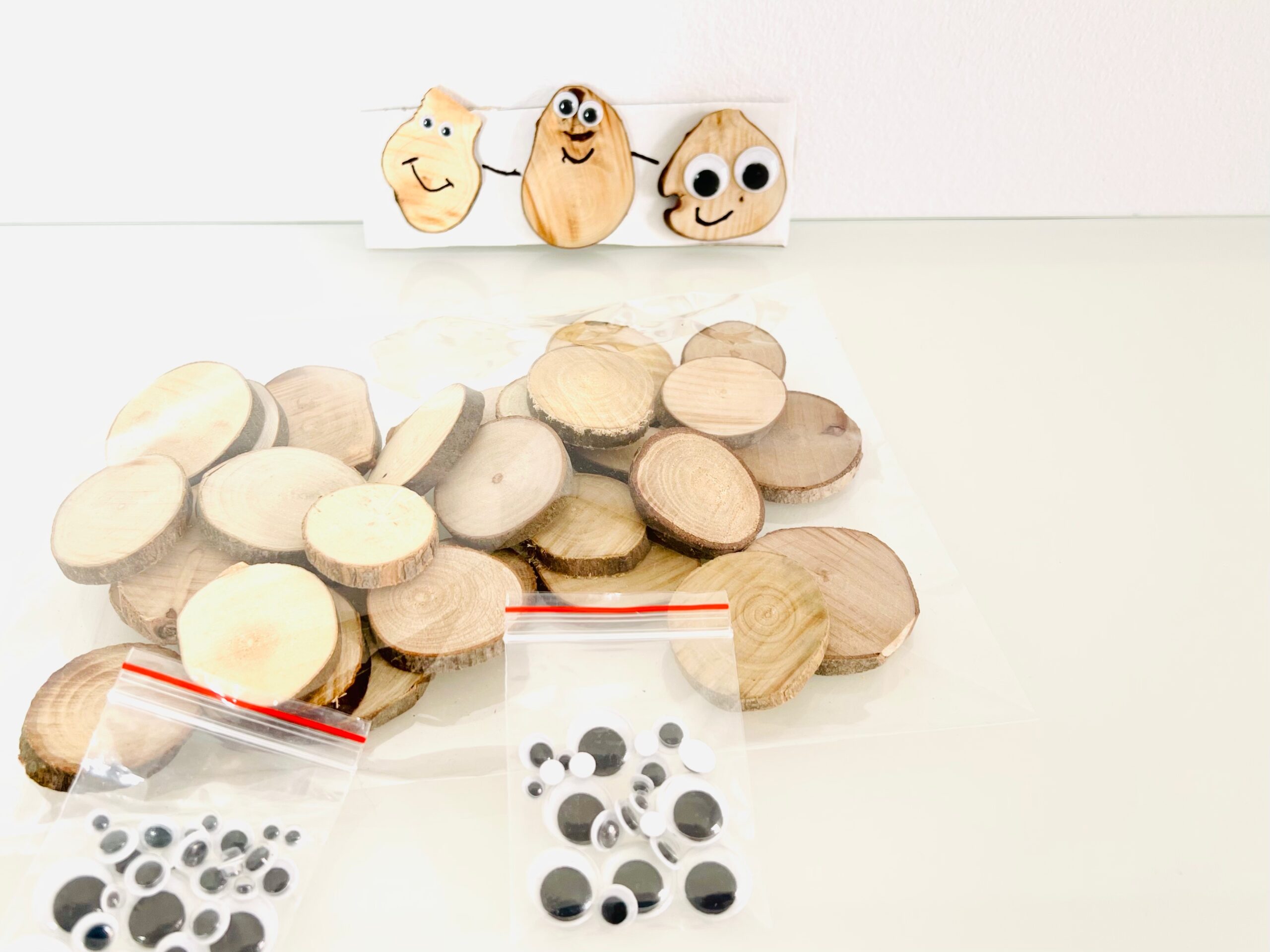 Bastelset "Holzscheiben und Wackelaugen" (Inhalt: 30 Stück)